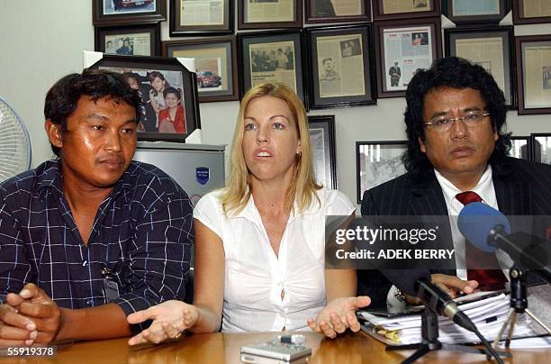 Australian Mercedes Corby , older sister of Schapelle Corby, gestures next to Corby's lawyer Hotman Paris Hutapea and Balinese Wayan Widiarta,...