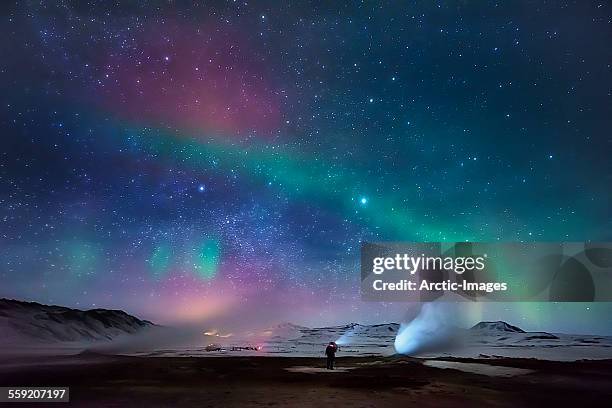 aurora borealis and geothermal steam, iceland - noorderlicht stockfoto's en -beelden