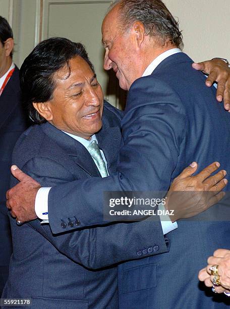 Spain's King Juan Carlos greets Peruvian President Alejandro Toledo on his arrival at the townhall in Salamanca on the sidelines of the 15th...