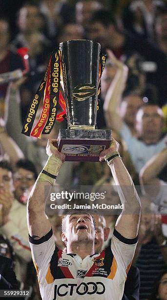 Jamie Peacock the Bradford Bulls captain lifts the trophy after the Engage Super league Grand Final between Leeds Rhinos and Bradford Bulls at Old...