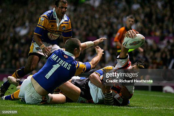 Shontane Hape of Bradford places the ball over the try line, only for it to be disallowed by the Video Referee during the Engage Super league Grand...