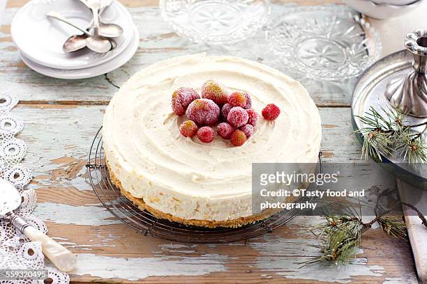 mascarpone and white chocolate not baked cake - christmas cake stock pictures, royalty-free photos & images