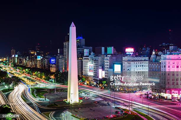 a city landmark, obelisk on ave 9 de julio, night - buenos aires stockfoto's en -beelden