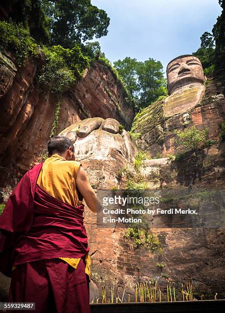 leshan buddha - buda gigante de leshan - fotografias e filmes do acervo