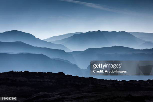mountains in central highlands, iceland - bergketen stockfoto's en -beelden