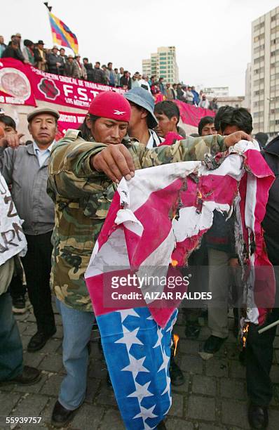 Un manifestante quema la bandera de los Estados Unidos en una marcha de protesta el 17 de octubre de 2005 en La Paz. Los manifestantes conmemoran los...