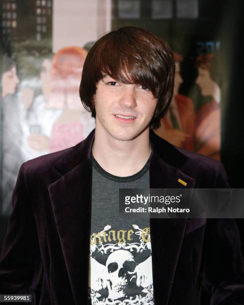 Drake Bell of Nickelodeon's "Drake and Josh" performs at the Carefree Theater on October 14, 2005 in West Palm Beach, Florida.