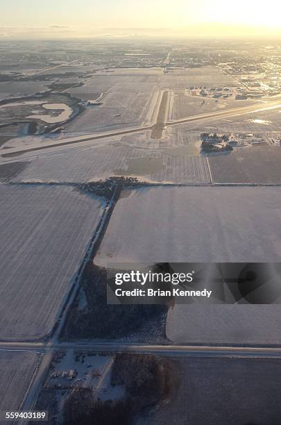 grand prairie fields - grande prairie alberta photos et images de collection
