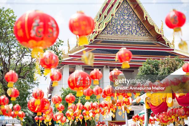 red lanterns outside the wat pho, bangkok - wat pho - fotografias e filmes do acervo