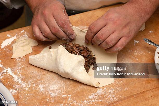 beef wellington - beef wellington foto e immagini stock