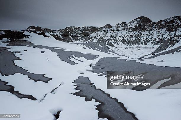 abstract pattern of snow on badlands - dinosaur provincial park foto e immagini stock