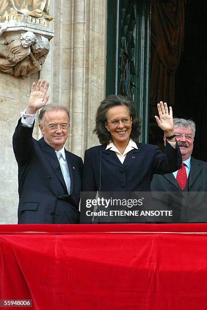 Portuguese President Jorge Sampaioand his wife Maria Jose Ritta greet the audience from the balcony of Brussels' City Hall, 18 October 2005....