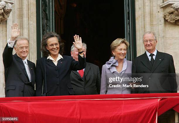 Portuguese President Jorge Sampaio, his wife Maria Jose Ritta, Queen Paola and King Albert of Belgium stand on the balcony at Town Hall October 18,...