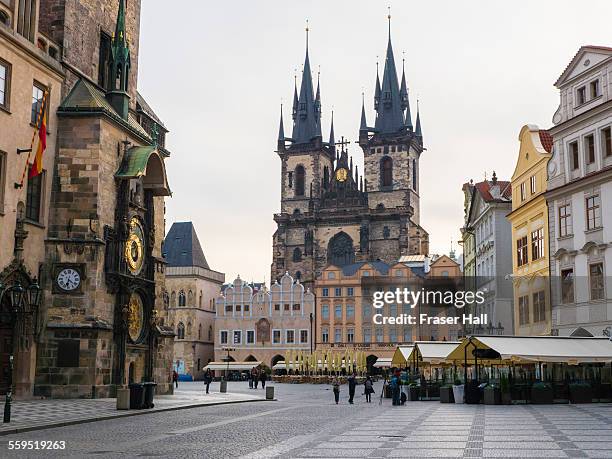 old town square, prague - týnkerk stockfoto's en -beelden