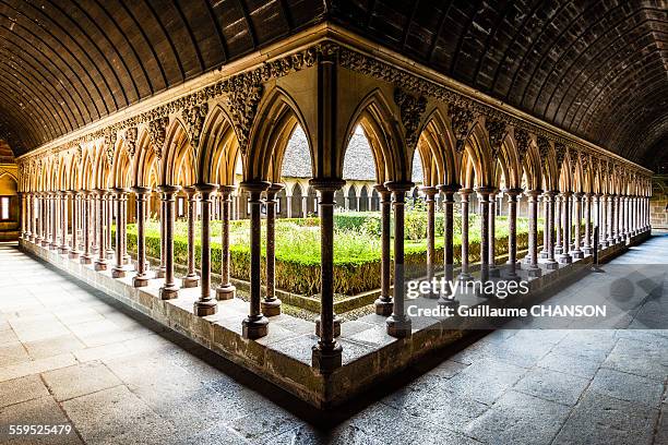 le cloître de l'abbaye du mont saint-michel - abbey bildbanksfoton och bilder