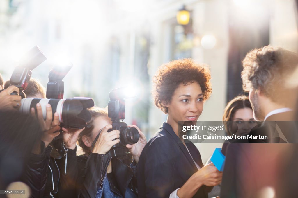 Prominente werden von Paparazzi bei Veranstaltung interviewt und fotografiert