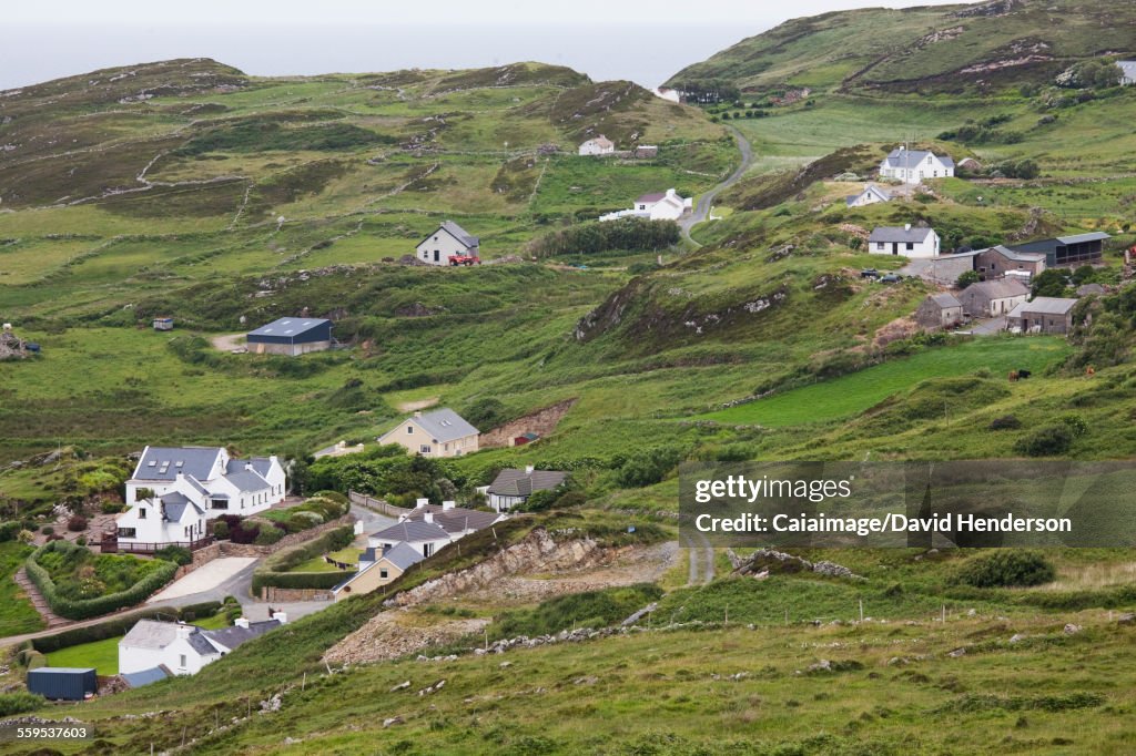 Häuser am grünen Hang, Donegal, Irland