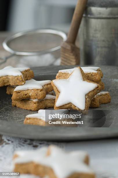 home-baked cinnamon stars - zimtsterne stock-fotos und bilder