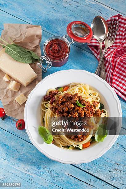 plate of spaghetti bolgnese and ingredients - 波隆那肉醬 個照片及圖片檔