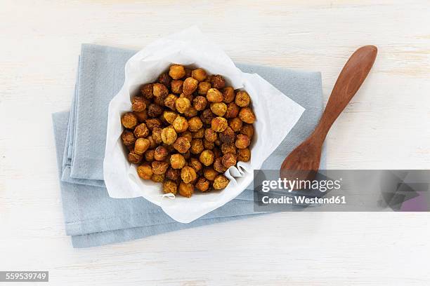 roasted chickpeas in bowl - geroosterd stockfoto's en -beelden