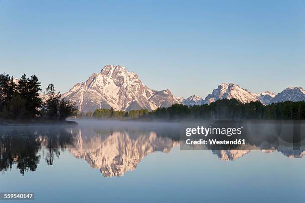 usa, wyoming, grand teton national park, teton range, mount moran, oxbow bend, snake river in the morning - moran photos et images de collection