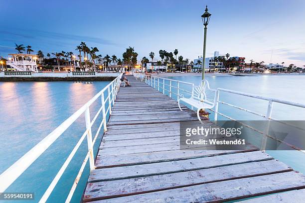 mexico, baja california sur, la paz, wooden boardwalk at blue hour - malecon stock-fotos und bilder