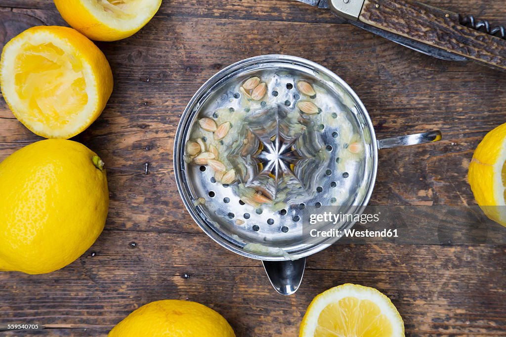 Lemon squeezer and organic lemons