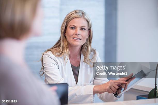 doctor advising patinet - 女性患者 ストックフォトと画像