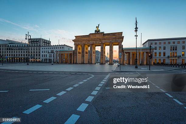 germany, berlin, brandenburg gate at dawn - brandenburger tor stock pictures, royalty-free photos & images