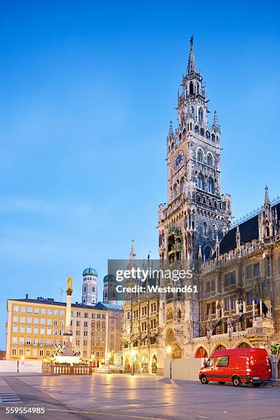 germany, bavaria, munich, view of marienplatz, new town hall, marian column and frauenkirche in the evening - marienplatz stock-fotos und bilder