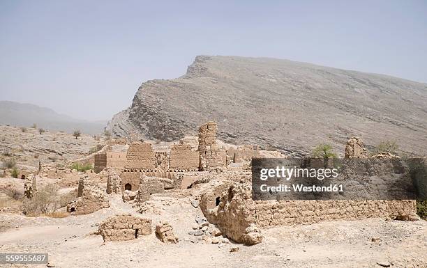 oman, tanuf, destroyed loam house settlement - arabian resto stock-fotos und bilder