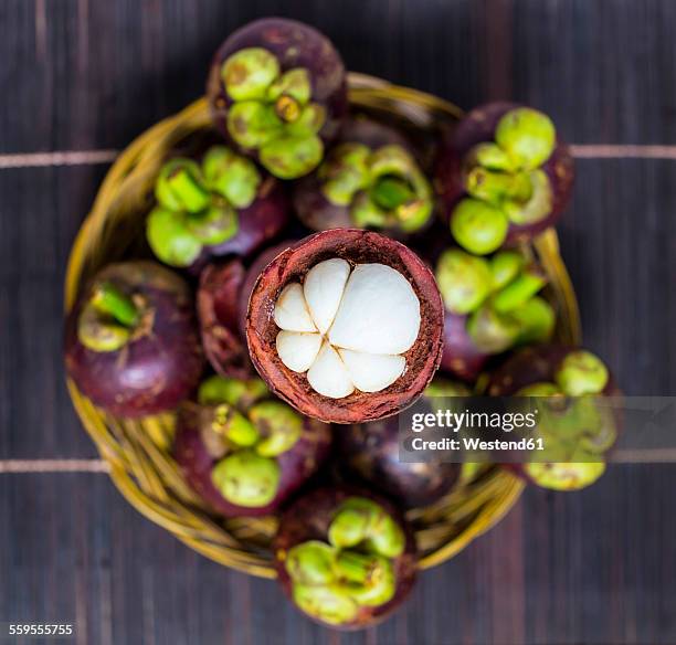 opened mangosteen - mangosteen stockfoto's en -beelden