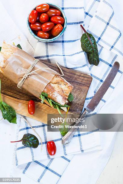 french bread with jamon serrano, cheese, tomatoes and lettuce - jamon serrano photos et images de collection