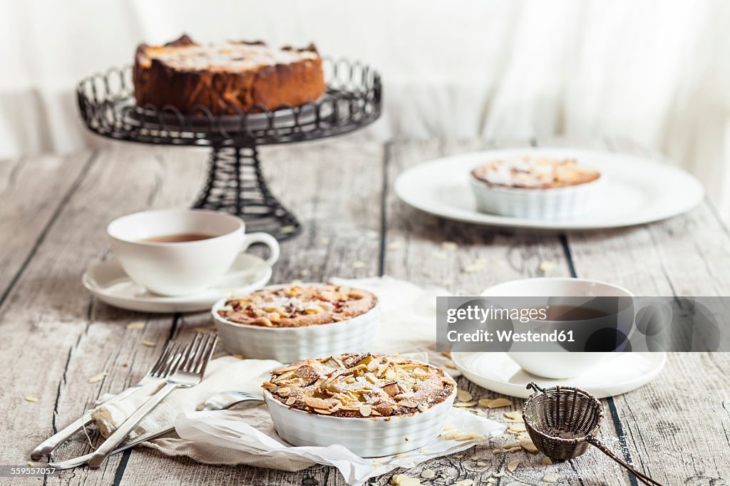 Rhubarb tartelettes with almonds and tea