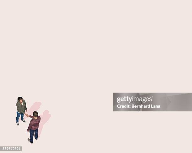 woman and man shaking hands, aerial view - toestemming begrip stockfoto's en -beelden