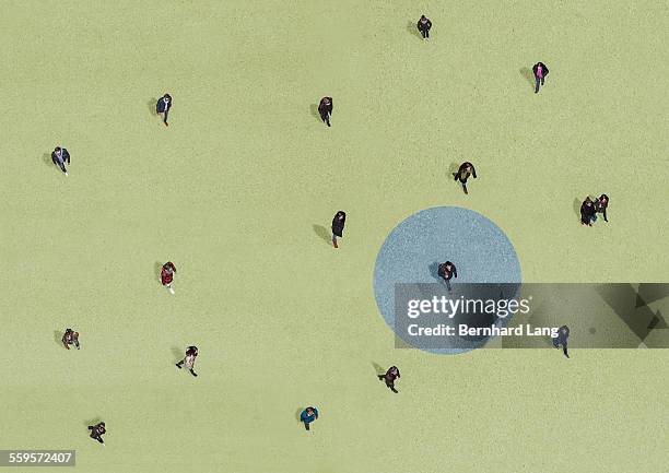 group of people walking, aerial views - socially distanced 個照片及圖片檔