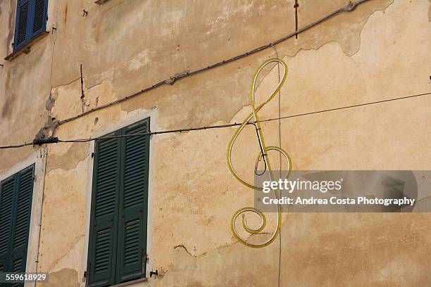 chiave di violino - chiave fotografías e imágenes de stock