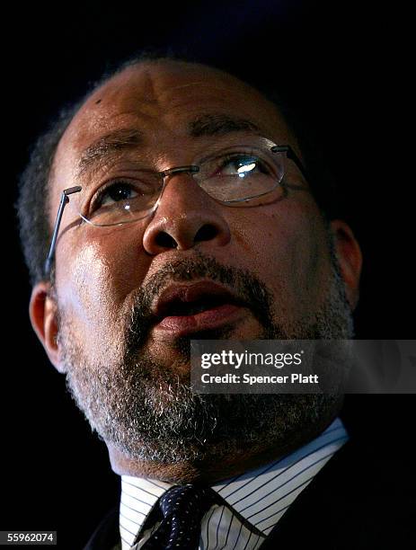 Time Warner CEO Richard Parsons speaks before New York Mayor Michael Bloomberg at a luncheon October 19, 2005 in New York City. Bloomberg has...