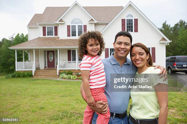 couple with daughter together in front yard - stereotipo del ceto medio foto e immagini stock