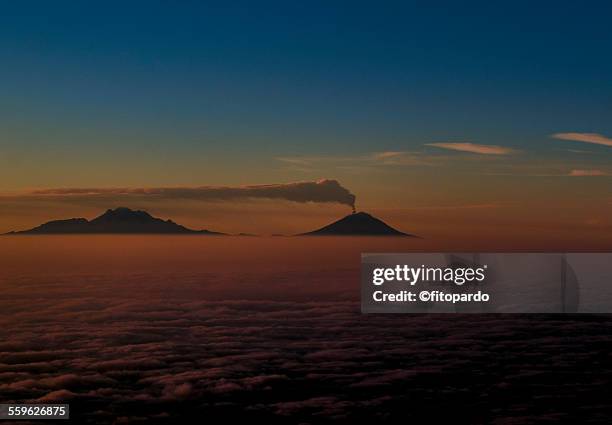 high contrast landscape of popocatepetl volcano - ville de puebla photos et images de collection