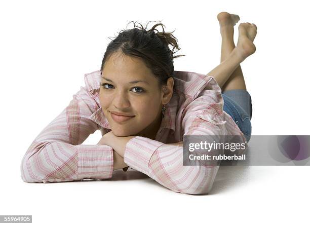 portrait of a teenage girl resting her chin on her hand - une seule adolescente photos et images de collection