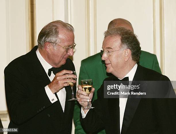 King Albert II of Belgium and Portuguese President Jorge Sampaio toast during a reception at the Cercle Gaulois in Brussels on October 19, 2005 in...