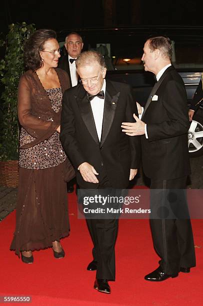 Portuguese President Jorge Sampaio and his wife Maria Jose Ritta arrive at a reception at the Cercle Gaulois in Brussels on October 19, 2005 in the...