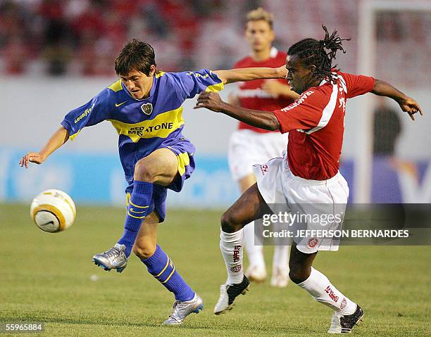 Federico Insua de Boca Juniors de Argentina disputa la pelota con Tinga de Internacional de Brasil el 19 de octubre de 2005 en el partido de cuartos...