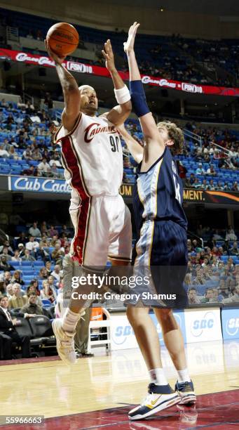 Drew Gooden of the Cleveland Cavaliers shoots over Pau Gasol of the Memphis Grizzlies on October 19, 2005 in Cleveland, Ohio. NOTE TO USER: User...