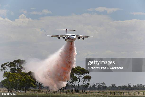 fire bomber practice run - australia wildfires photos et images de collection