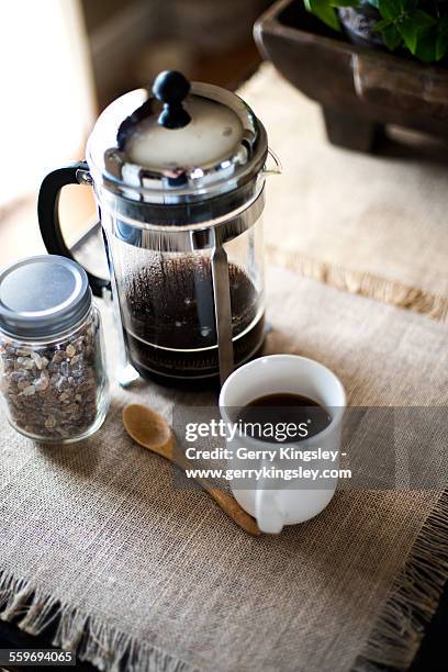 french press - coffee plunger stockfoto's en -beelden