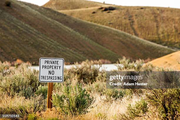 a private property sign in front of a lake - private property stock pictures, royalty-free photos & images