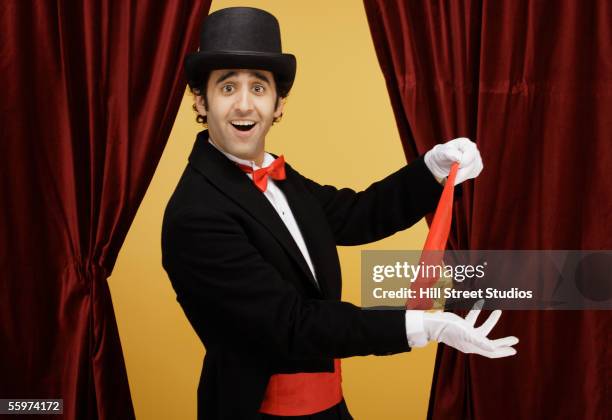 magician performing magic trick - magie photos et images de collection