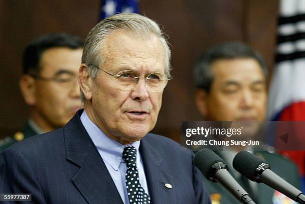 Secdef Rumsfeld 174 Defence Secretary Donald Rumsfeld Visits Stock Photos, High-Res ...